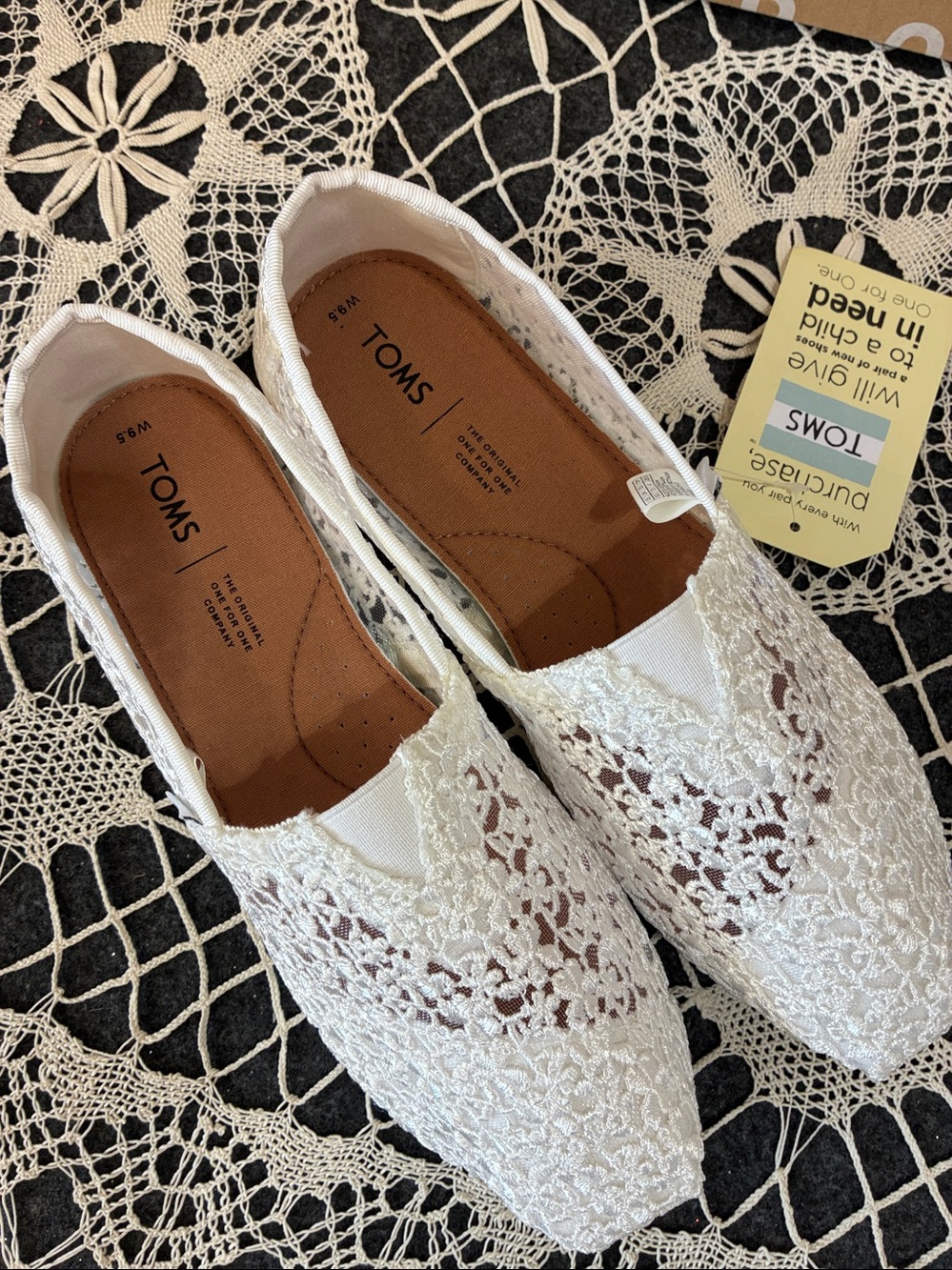 TOMS Women's White Mini Floral Lace Slip-On Flats, 9.5 B - Picture 5 of 8
